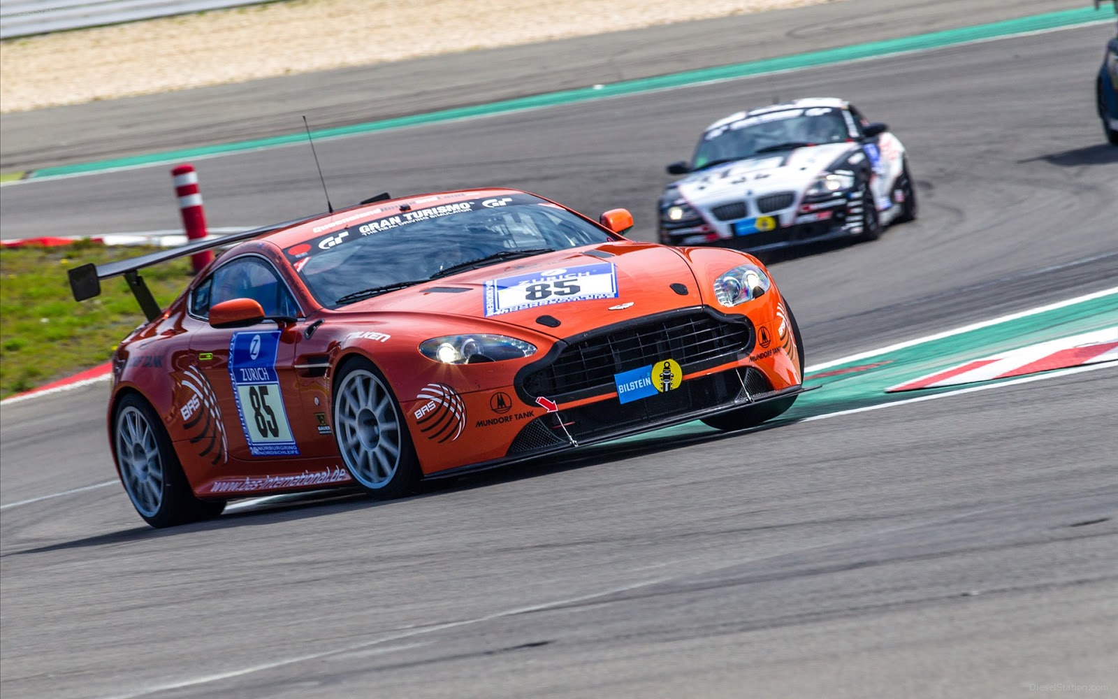http://4.bp.blogspot.com/-MxBIKFikIsk/ULokuI1zmxI/AAAAAAAAMj4/GJ1mmfFh_Vo/s1600/aston_martin_v12_vantage_gt3_race-wide.jpg