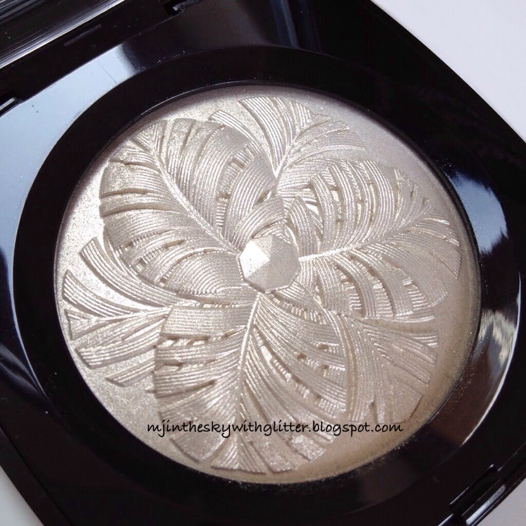 MJ in the Sky with Glitter: CHANEL CAMELIA DE PLUMES HIGHLIGHTER (HOLIDAYS  2014)