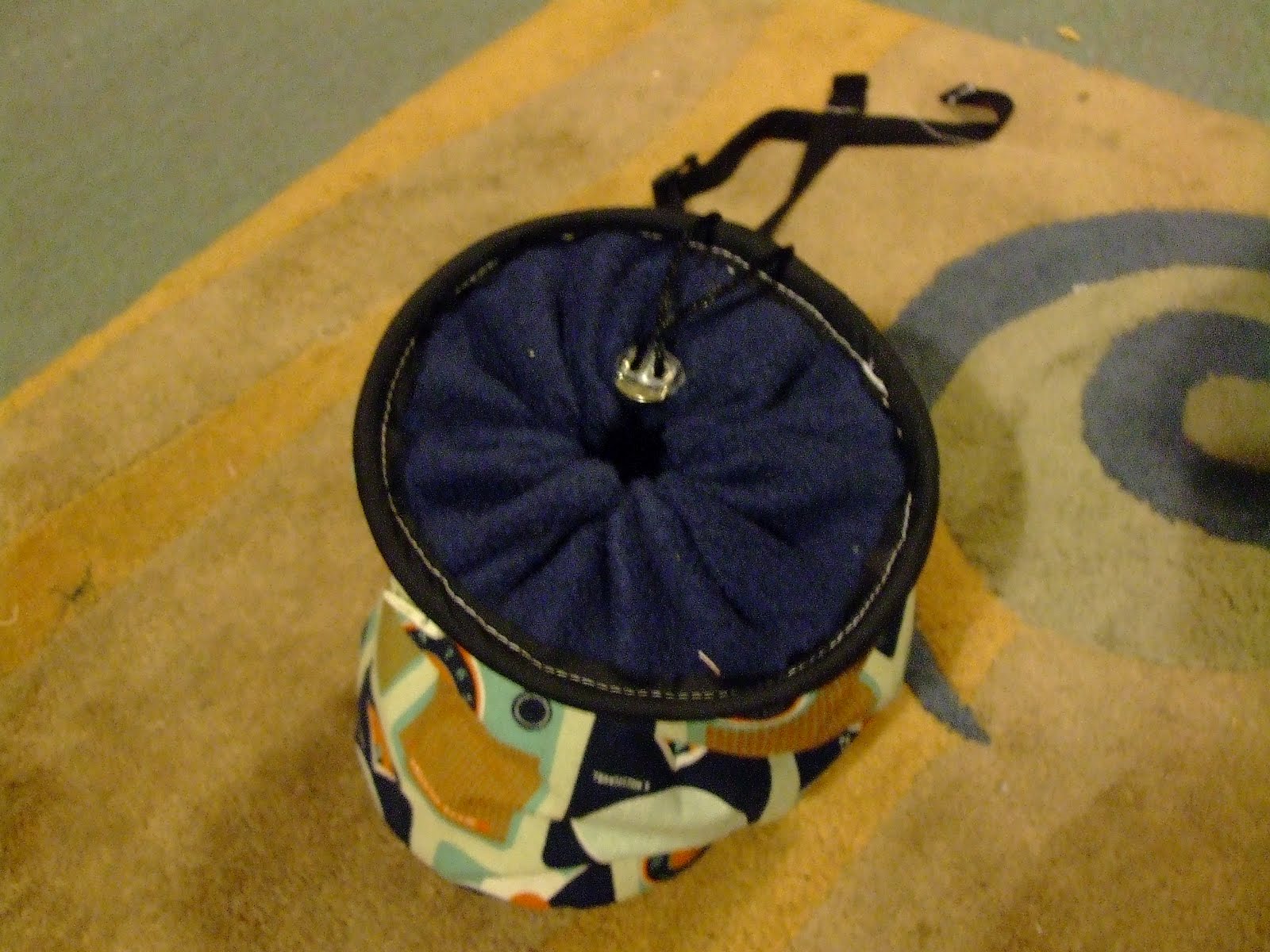 BeautyInTheLonely Tutorial Chalk bag for climbers