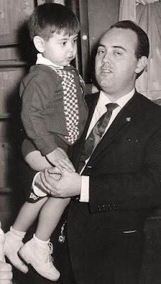 Lorenzo Ponce Sala con su hijo mayor en 1966