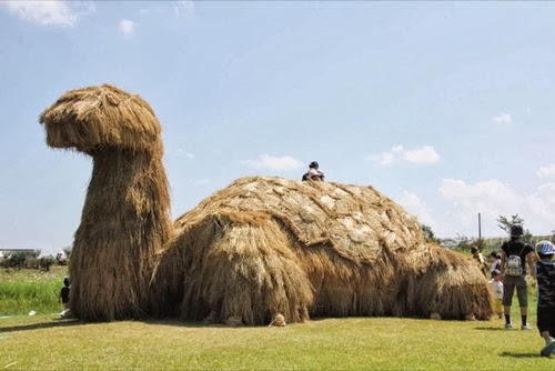 02-Animal-Japanese-Rice-Farmers-Straw-Sculptures-Kagawa-&-Niigata-Prefecture-Kotaku-www-designstack-co