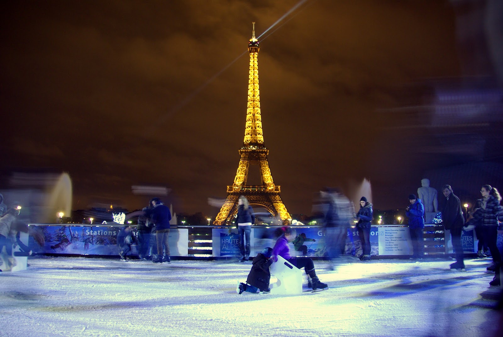 ParisDailyPhoto: Skating by the Eiffel Tower...