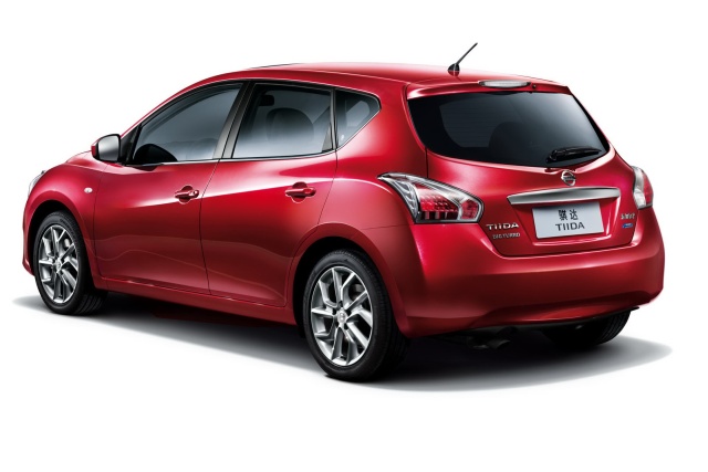 Nissan-Tiida-2012-Xangai-2.jpg