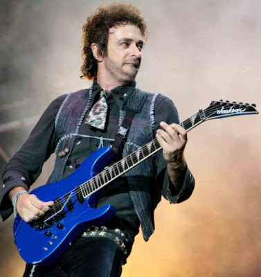 Gustavo Cerati y su infaltable guitarra Gustavo Cerati y su infaltable guitarra