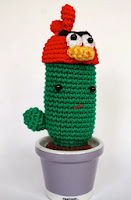 http://crafteandoqueesgerundio.blogspot.com.es/2013/08/patron-cactus-fan-de-angry-birds.html