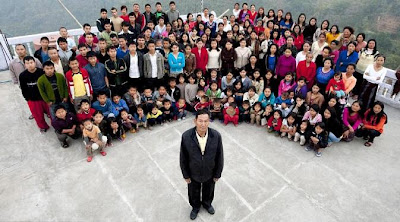 أكبر عائلة في العالم مكونة من رجل واحد, 39 زوجة و 94 ابن و ابنة - biggest family in the world