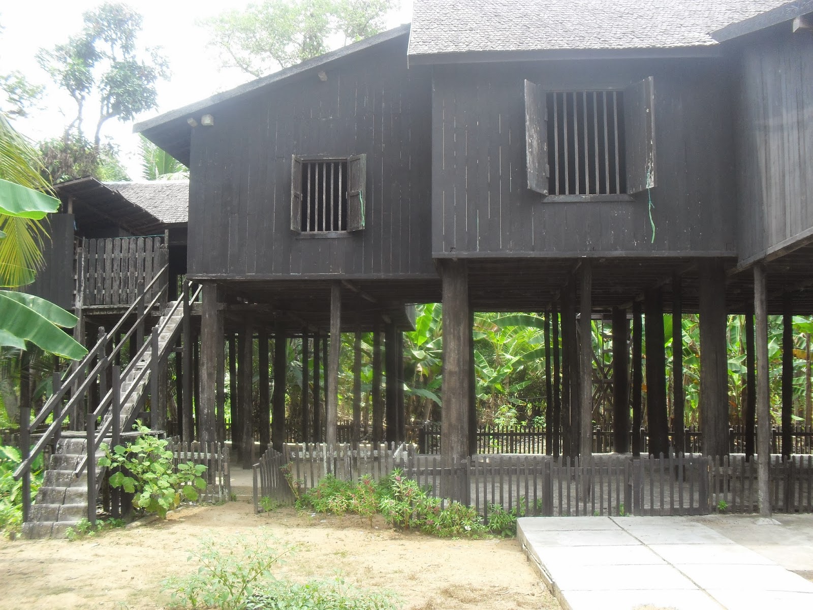 Download this Rumah Betang Tua Desa Buntoi picture