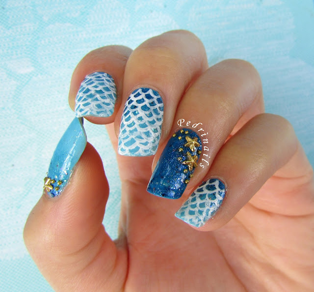Mermeid tail nails on blue gradient base and double accent with golden starfishes placement - photo © Pedrìnails
