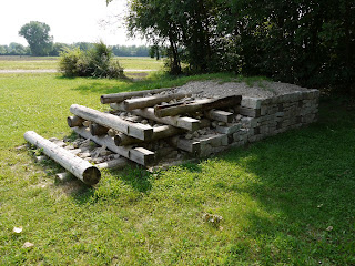 Aufbau einer gallischen Mauer (murus gallicus) beim kelten römer museum manching. Der Wall des Oppidums Manching war in der ersten Ausbaustufe ein murus gallicus. Aufbau einer gallischen Mauer (murus gallicus) beim kelten römer museum manching. Der Wall des Oppidums Manching war in der ersten Ausbaustufe ein murus gallicus.