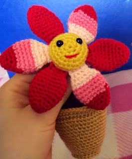 http://translate.googleusercontent.com/translate_c?depth=1&hl=es&rurl=translate.google.es&sl=en&tl=es&u=http://www.lonemer.com/2014/03/smiling-flower-in-pot-free-amigurumi.html&usg=ALkJrhiCV3uifs_zTqAaIqU4O93X_4HSaA
