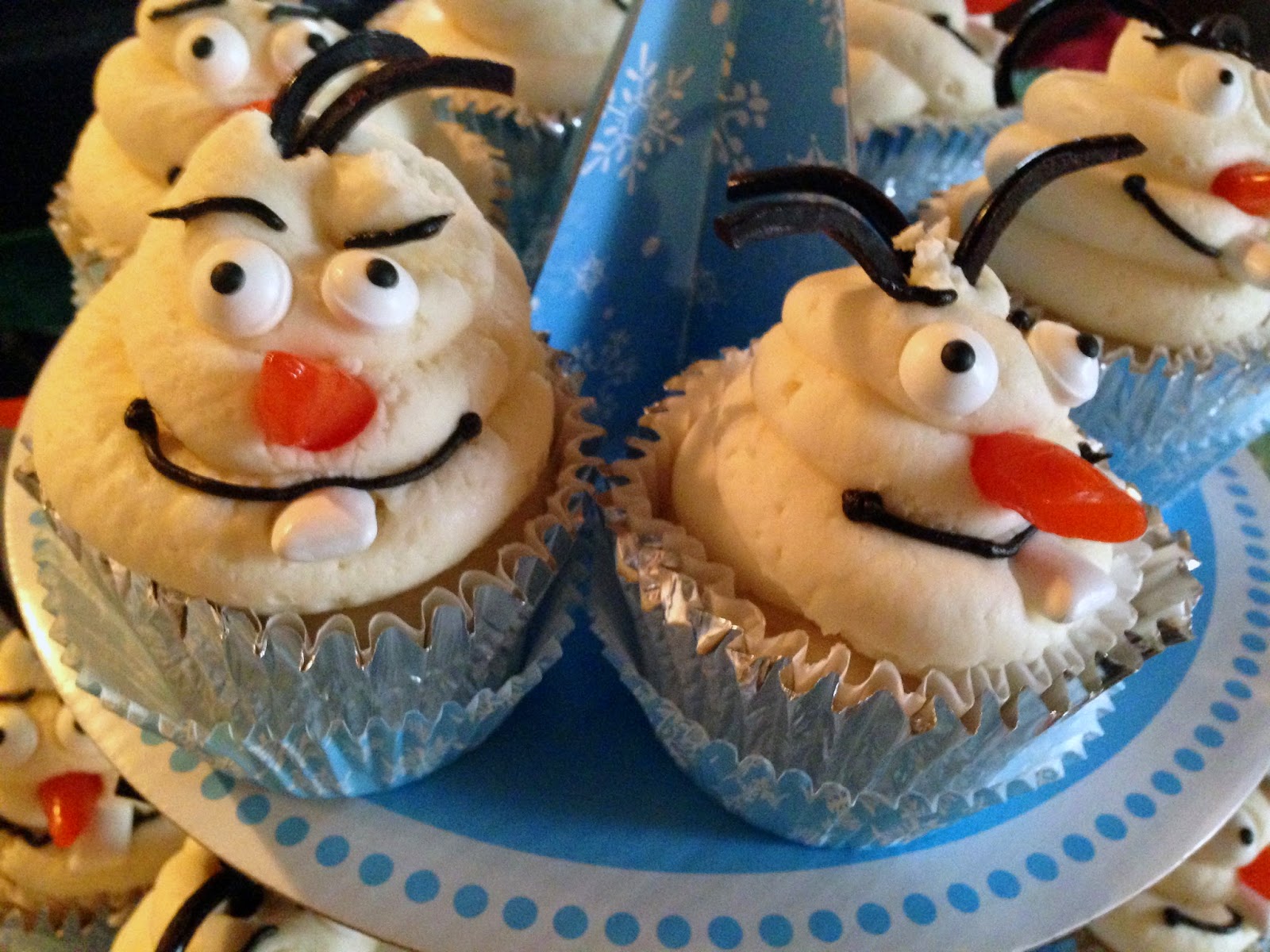 Frozen Birthday Party: Olaf Cupcakes + more ideas from Alice Scraps Wonderland Frozen Birthday Party: Olaf Cupcakes + more ideas from Alice Scraps Wonderland