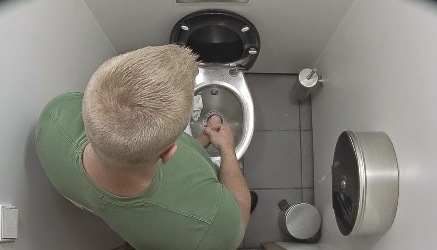 Мужик Дрочит В Туалете Скрытая Камера