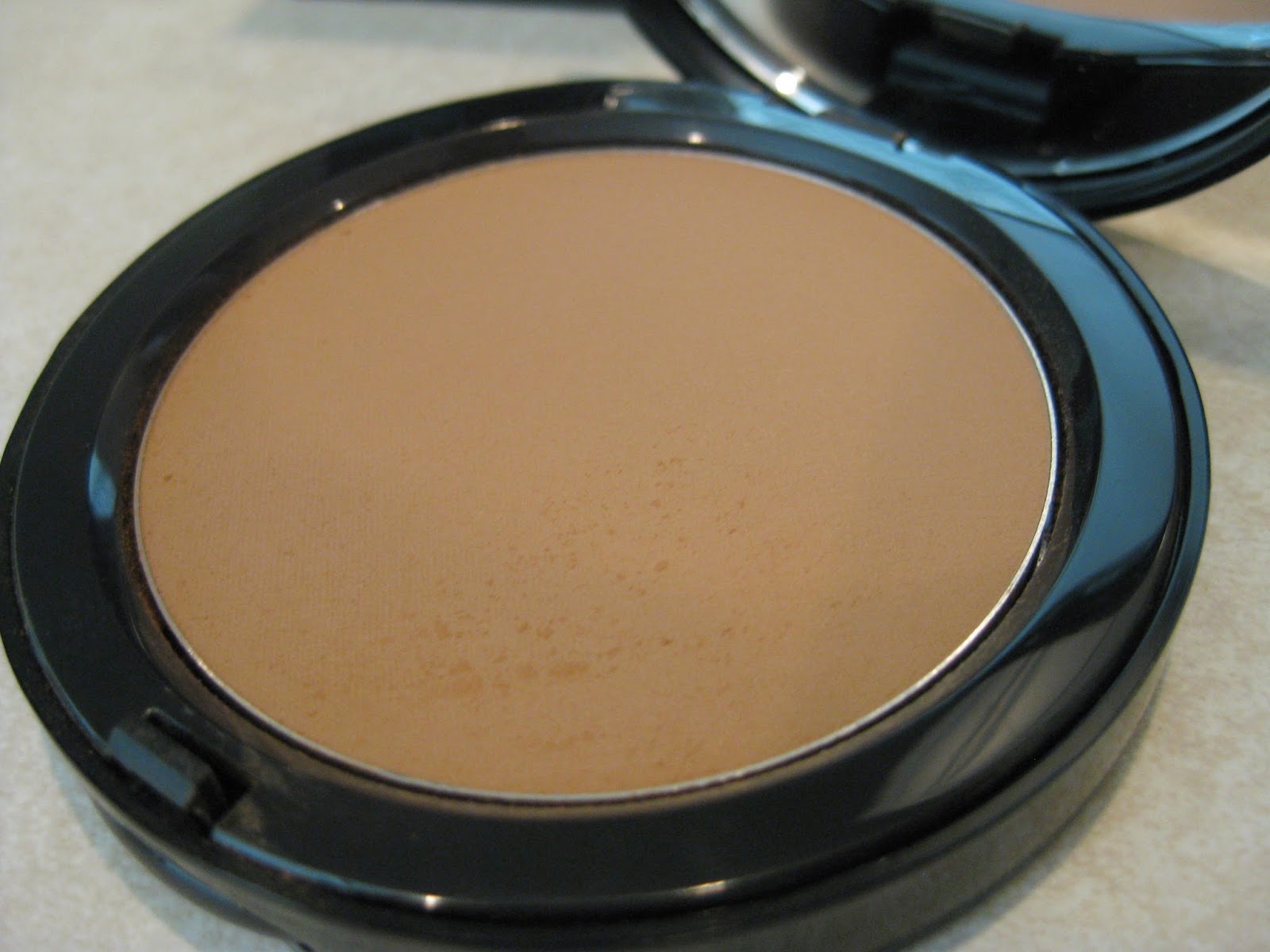 Bobbi Brown Bronzing Powder "Golden Light" 1