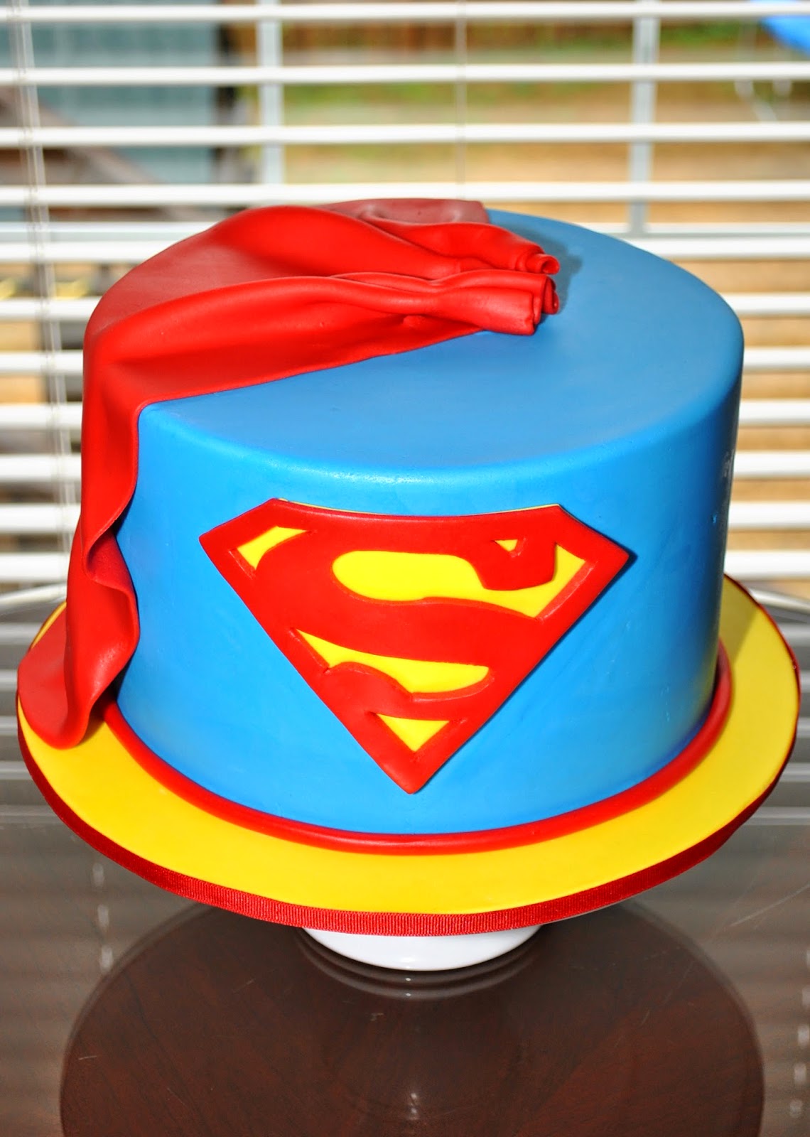 1000+ ideas about Superman Cakes on Pinterest Superman ...