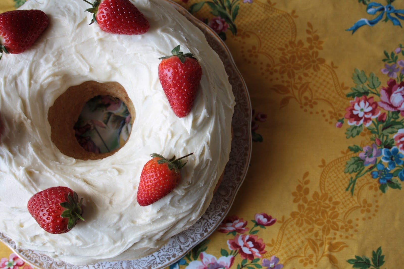 Floral Frosting White Bean Cake with Fluffy Frosting