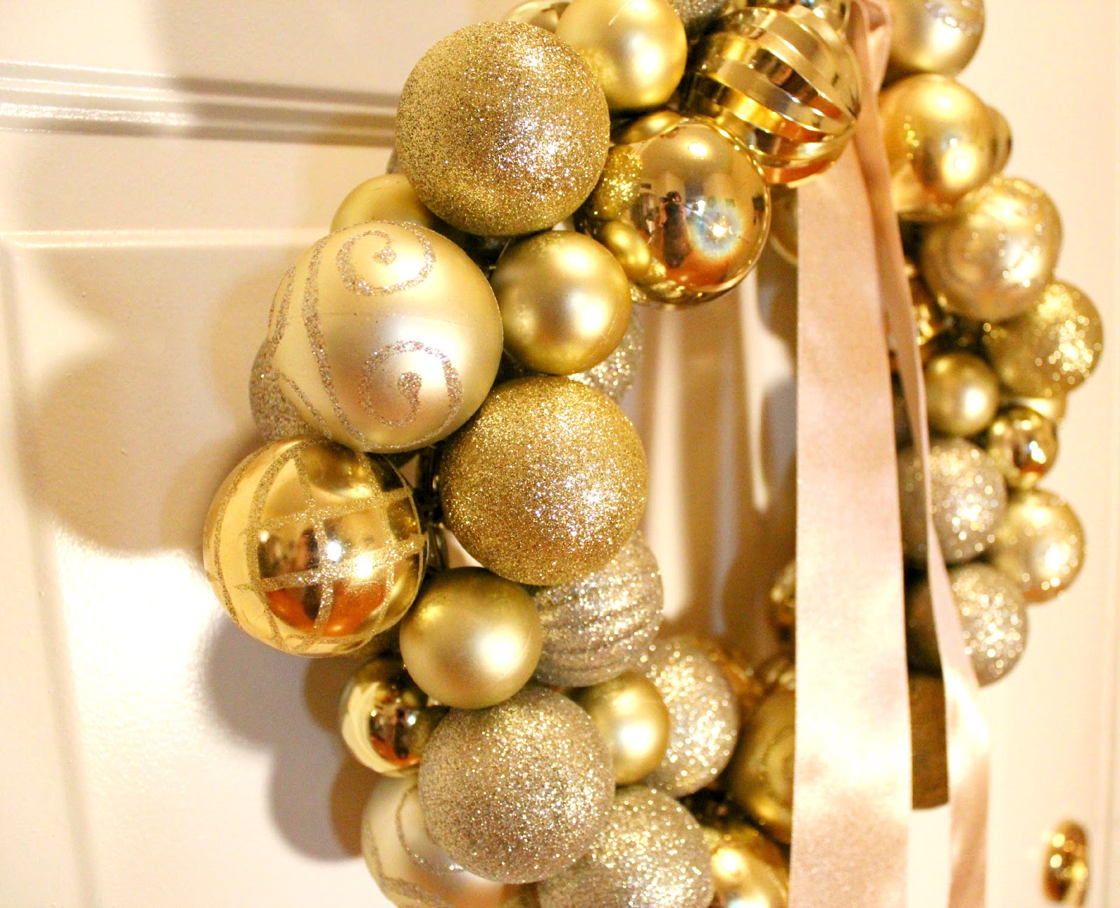 BentleyBlonde: Christmas Ornament Ball Wreath Tutorial