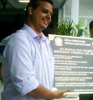 Jubemar Lima, gerente técnico da CFSVM, comemora o feito. Foto de inauguração da unidade de saúde.