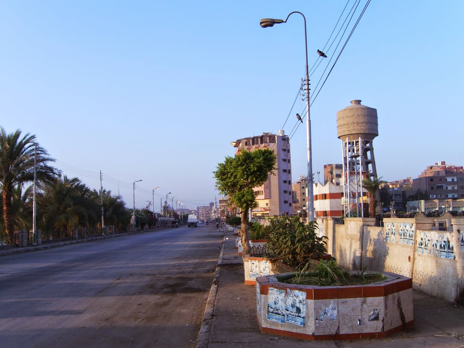 صورة من بحرى مدينة ملوى ويظهر برج المياة والاستاد