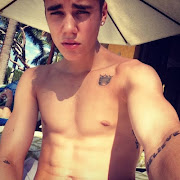 Justin Bieber hace alarde de su envidiable abdomen al aparecer sin camisa en . (bieber tatuaje no camisa )