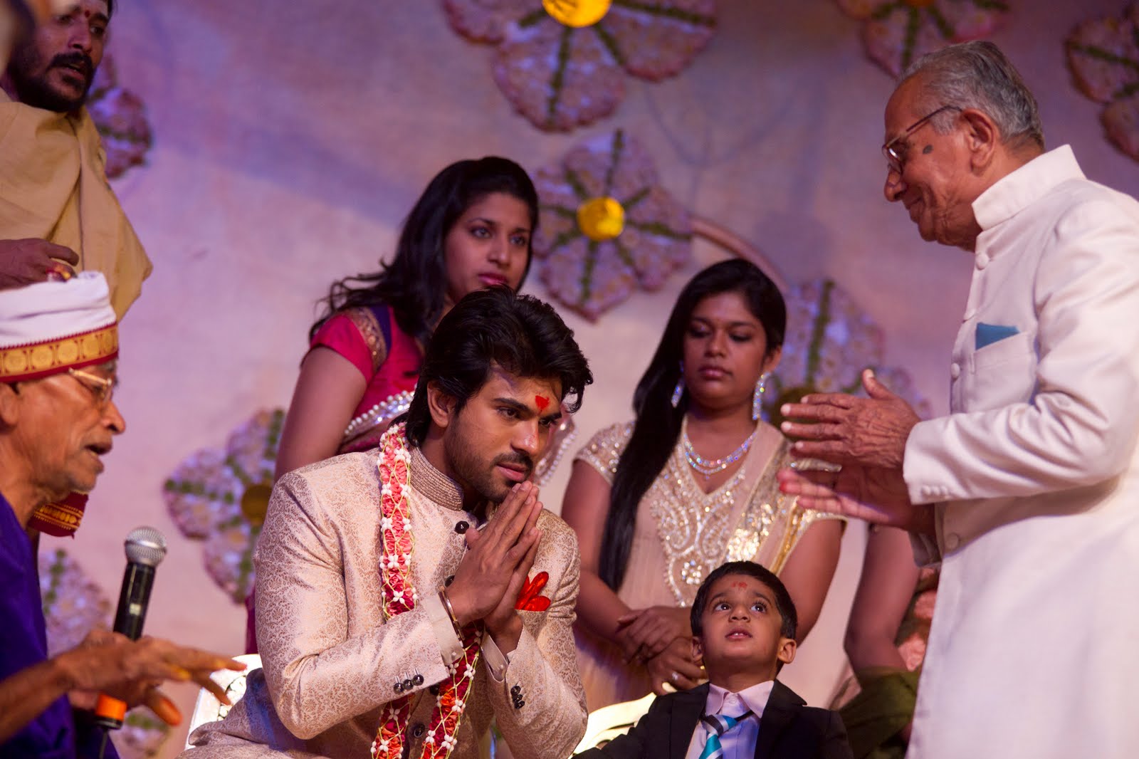 http://4.bp.blogspot.com/-NF2fqakES4c/TtofANx7zsI/AAAAAAAAFhg/LBTuAVSEW38/s1600/Ram-Charan-Upasana-Engagement-Photos.jpg