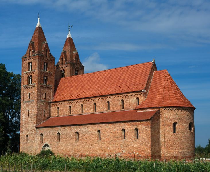 Medieval Hungary: Conference on medieval ecclesiastical architecture in ...