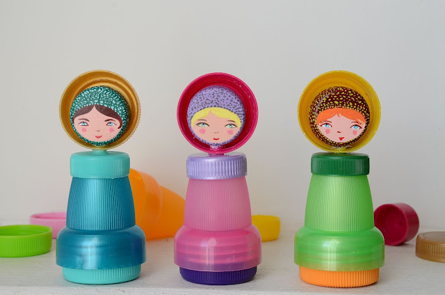 riciclo creativo: bambole fatte a mano realizzate con materiale di riciclo