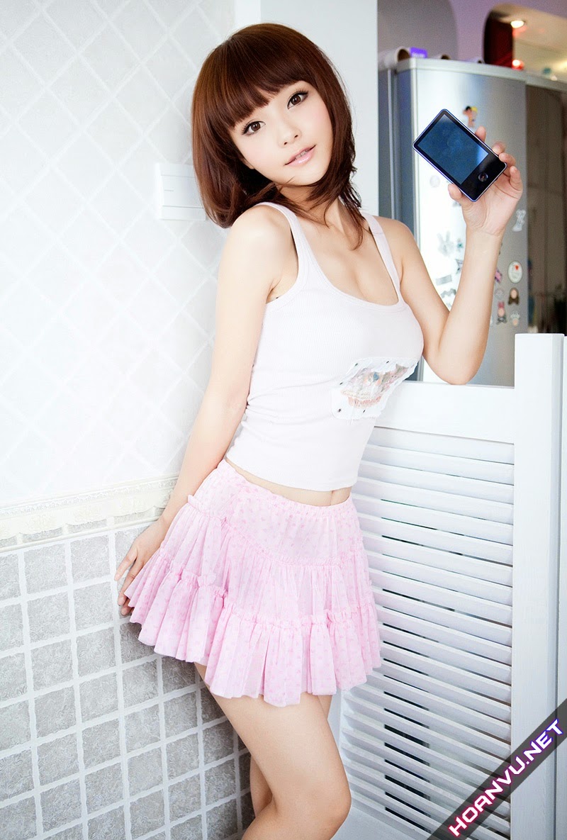 Wu Rong xinh đẹp bên smartphone - Up7s.Mobie.In