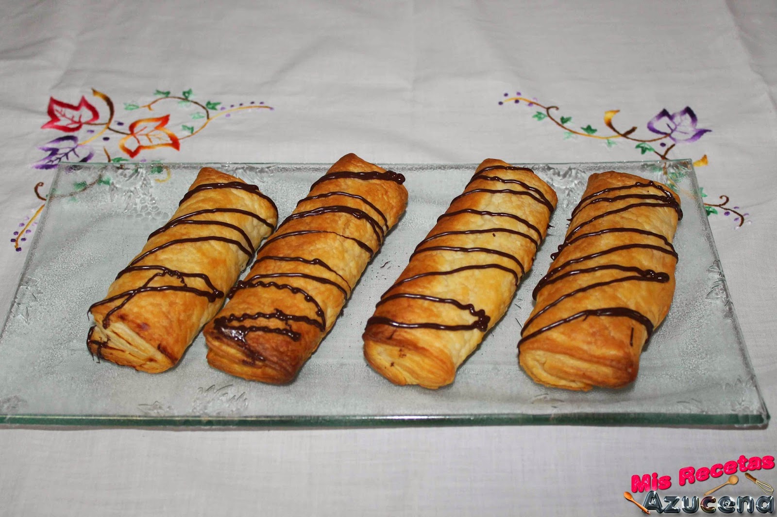 Napolitanas De Hojaldre Rellenas De Crema.
