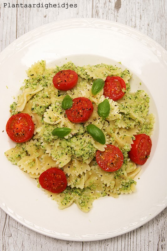 Pasta met broccolipesto en tomaatjes uit de oven Plantaardigheidjes