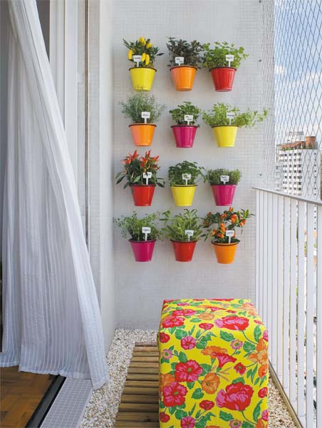 jardim vertical terraco:Na atmosfera cinza de São Paulo, móveis coloridos (sem cair no jardim vertical terraco:Na atmosfera cinza de São Paulo, móveis coloridos (sem cair no