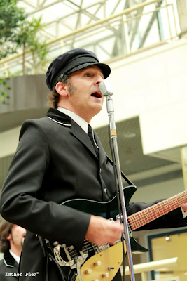 Reslo Ribbon Microphone & Jose Estragos - photo by Esther Paez