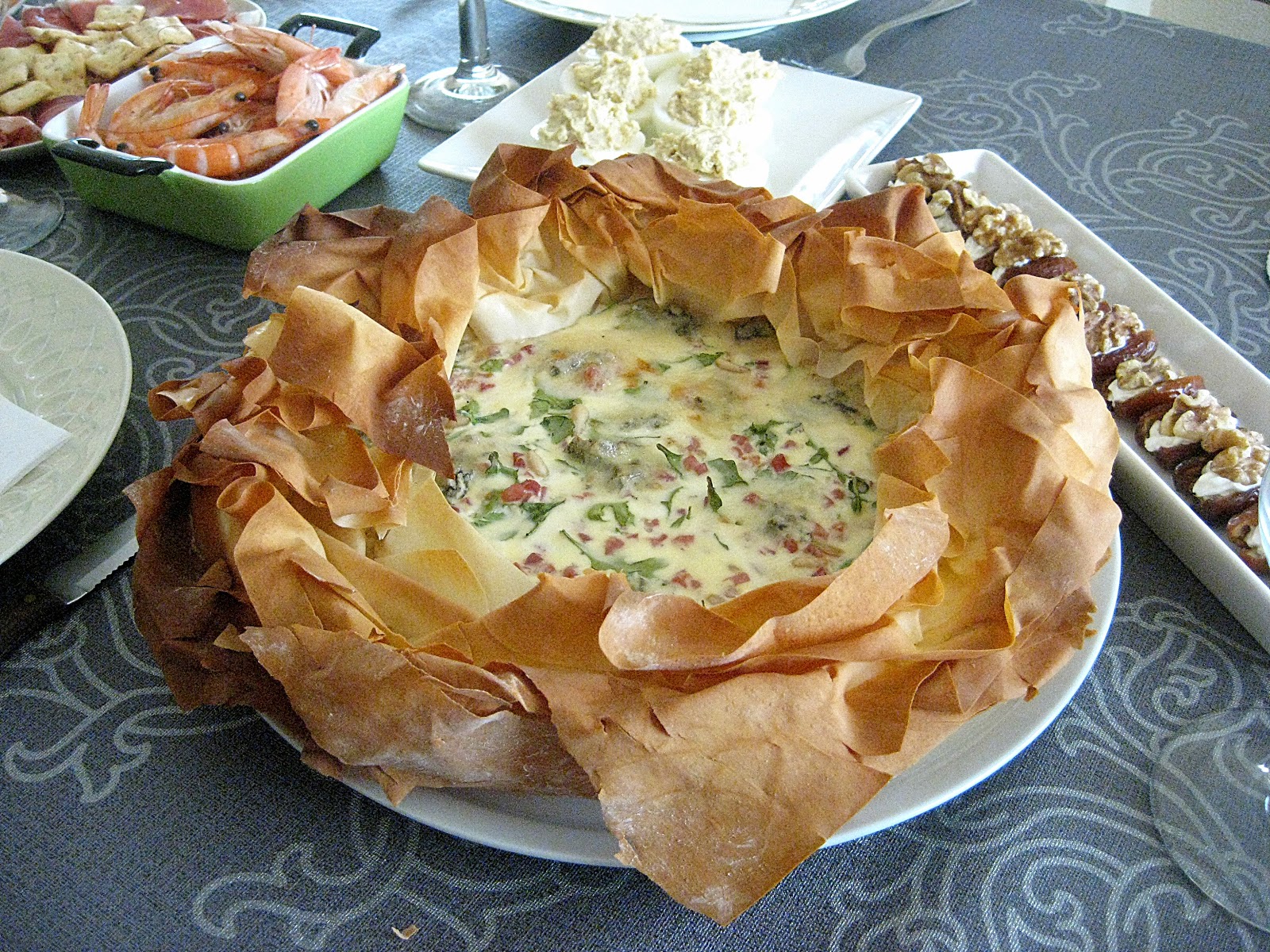 Pucheros y sartenes Timbal de pasta filo con queso, rúcula, jamón y