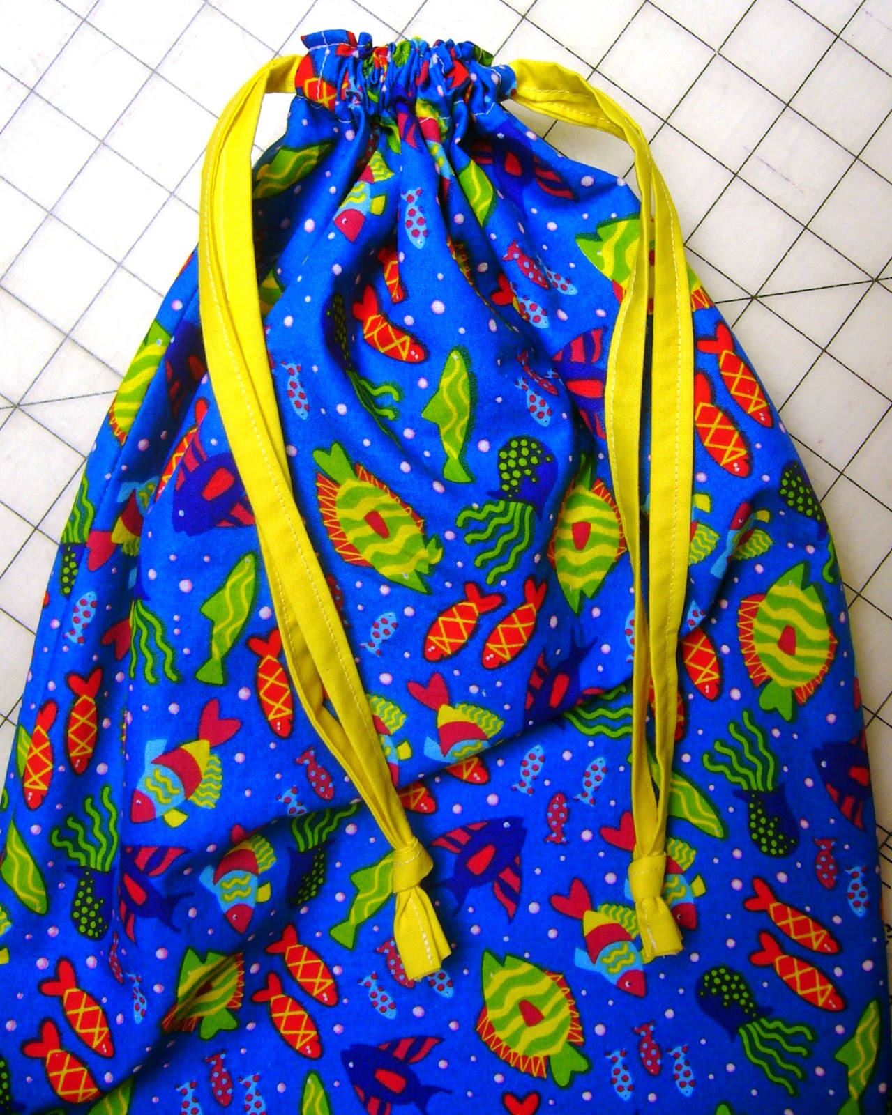 Simply Shoeboxes Simple Drawstring Totebag to Hold an Operation Christmas Child Shoebox