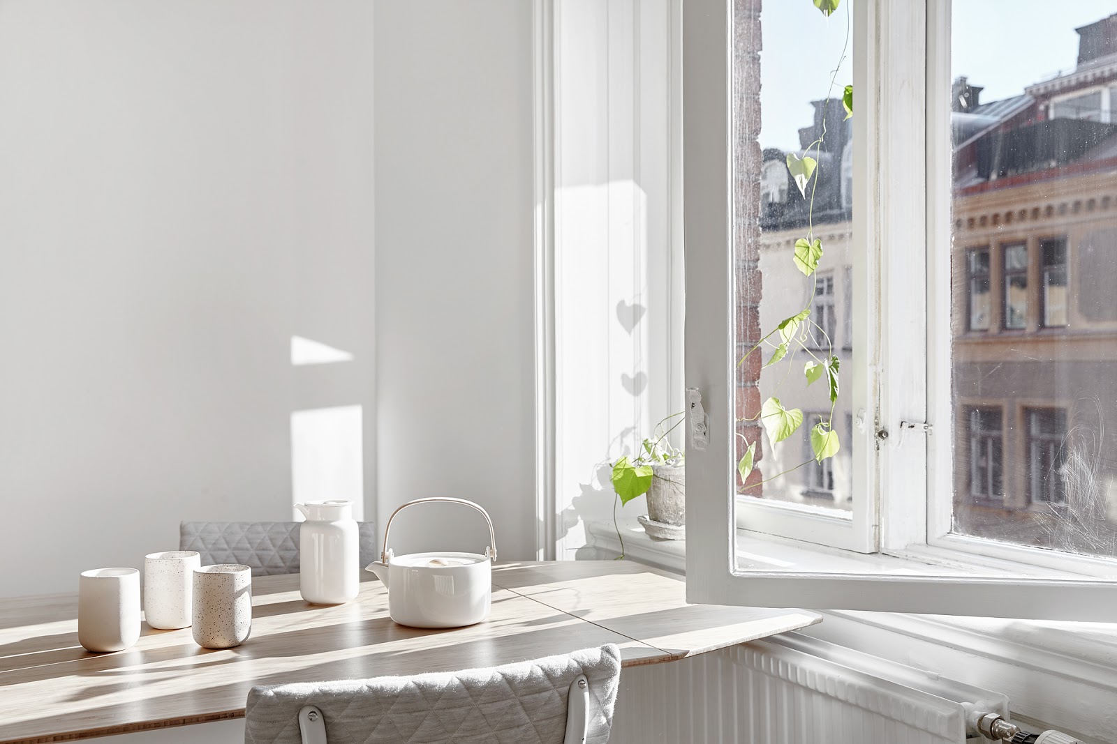 Coffee in the sun: sereen wit met een vleugje roze