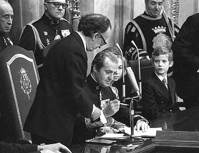 Juan Carlos firmando la constitución