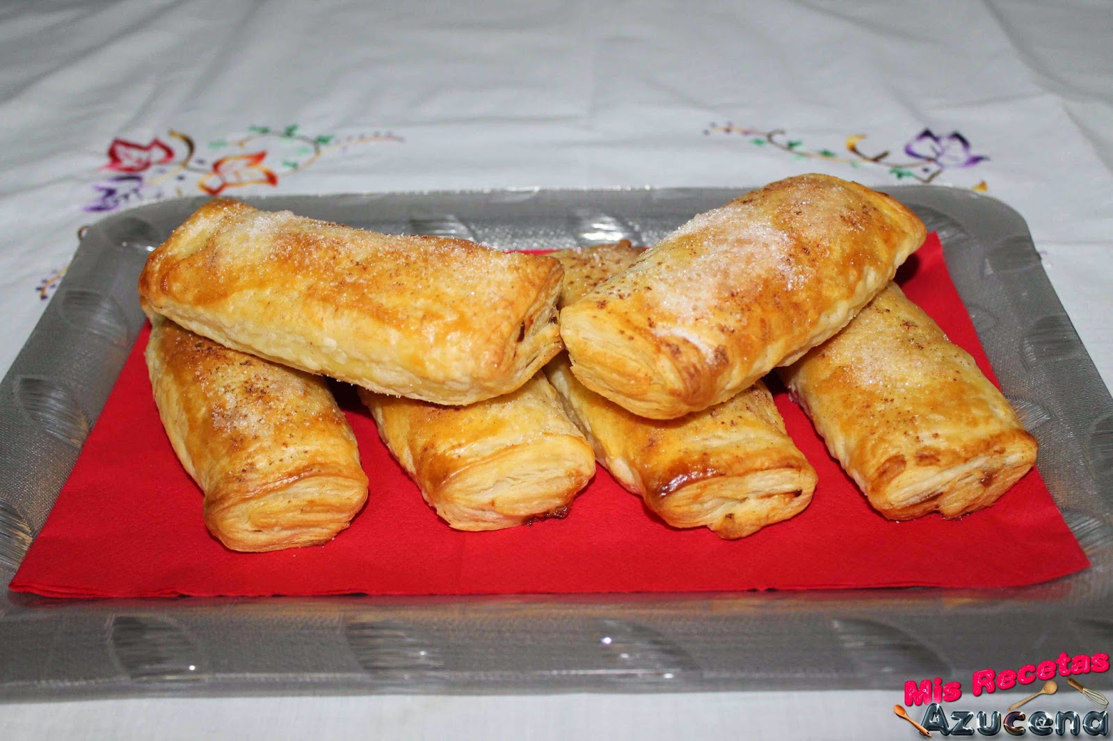 Napolitanas De Hojaldre Rellenas De Crema Y Manzana.
