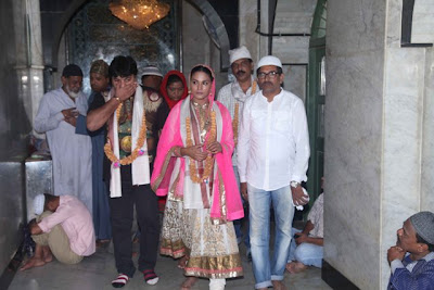 Veena Malik Visited Mahim Dargah to seek blessing for movie “Supermodel”