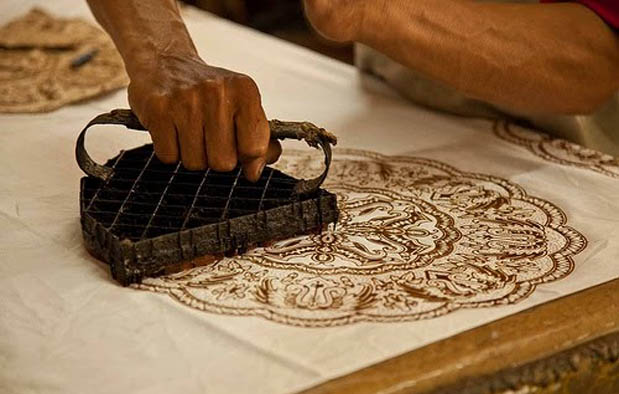 Batik Indonesia telah dikenal luas seluruh masyarakat Mancanegara Sejarah Asal Usul Batik Indonesia dan Perkembangannya