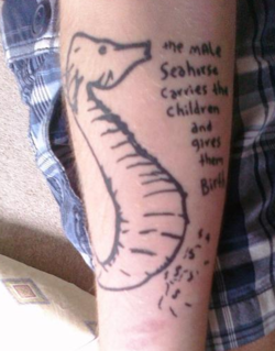 tatuaje de un caballito de mar que dice: blirp blurp blurp