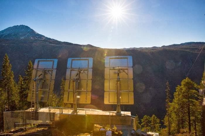 Giant Mirrors Installed in Norwegian town Rjukan It reflects the steel sheet of 40 square meters, set on one of the slopes of the mountain.