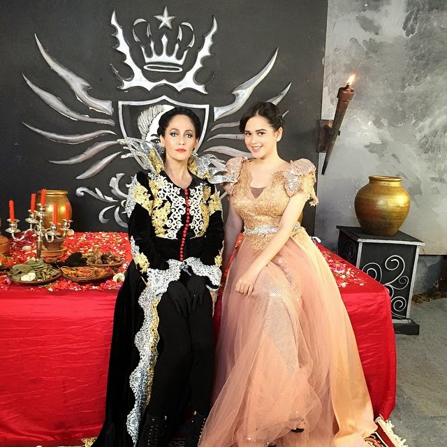 Foto Cut Meyriska dengan Meriam Bellina Foto Cut Meyriska dengan Meriam Bellina
