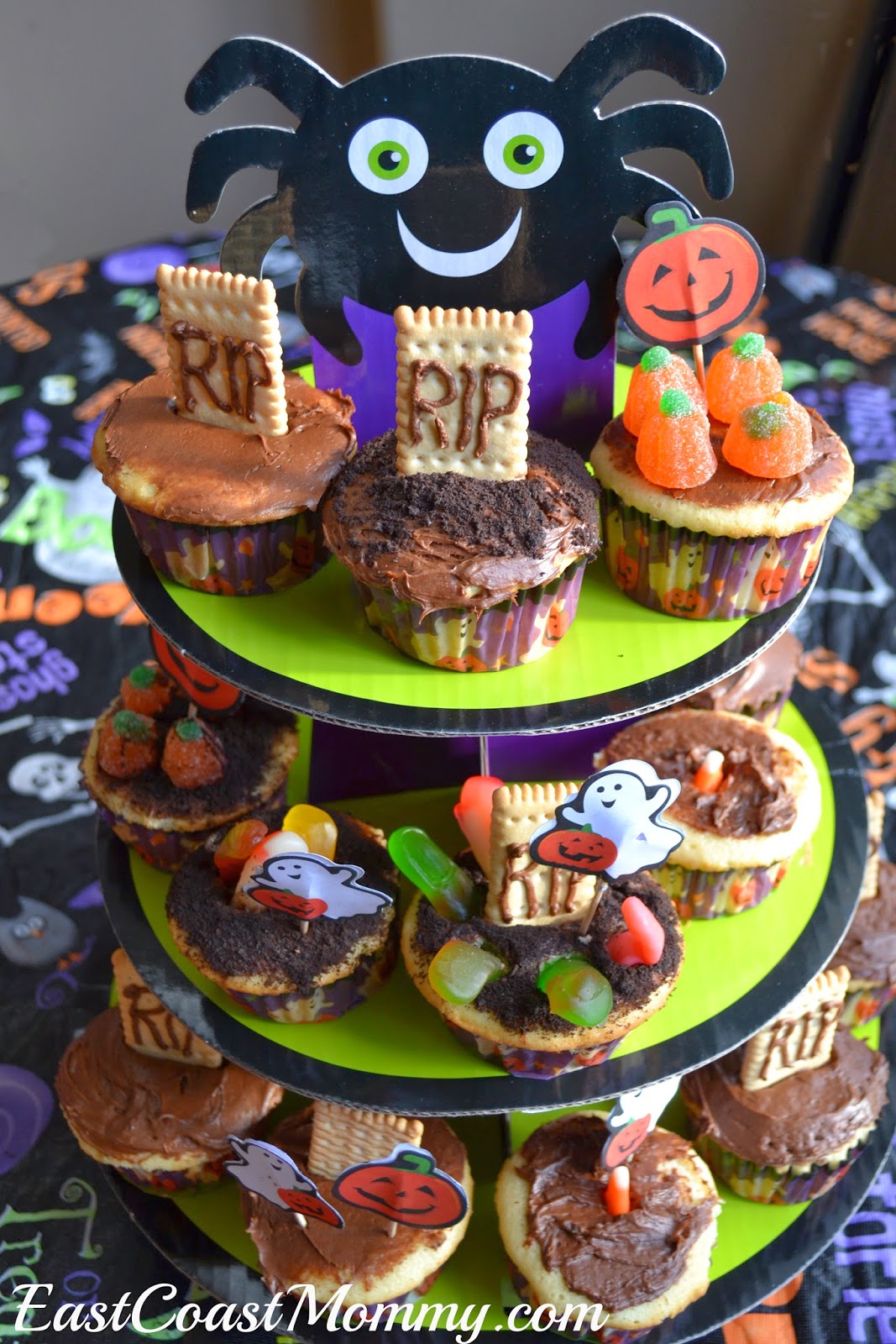 East Coast Mommy: Simple Halloween Cupcakes