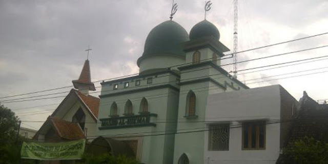 masjjjiid Kerukunan itu Indah Banget....Masjid dan Gereja yang ada di Solo Ini Bersebelahan