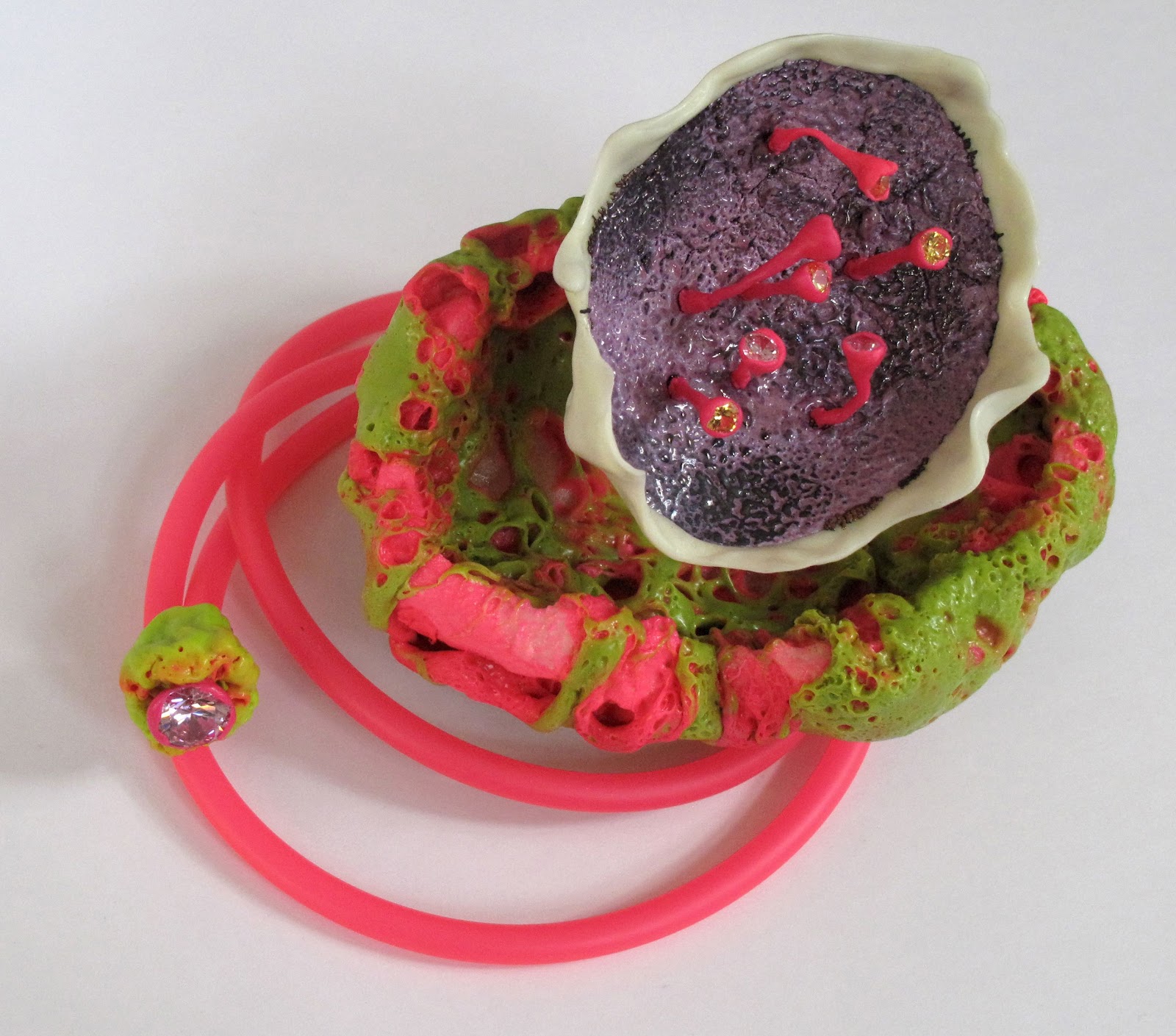 NECKLACE;+plastic,+enamel,+cz,+pvc+cord dans Beate EISMANN (DE)