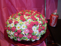 tarta para los 40. tarta cubierta de rosas y margaritas