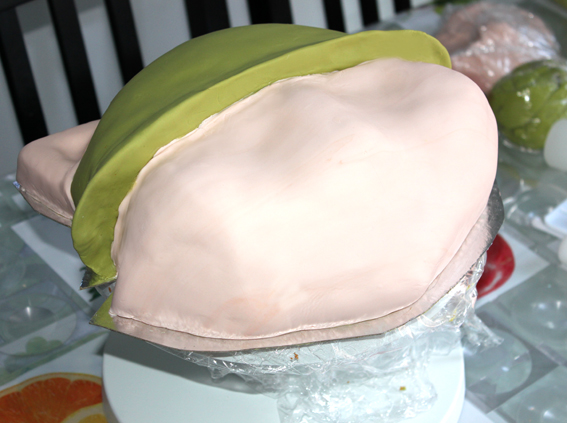 Proceso de modelado de tarta de Teemo,colocando la cara y las orejas de fondant, por Sweet KOKEKO
