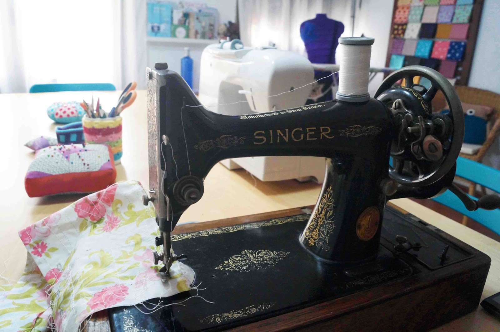 Mis máquinas de coser antiguas / My old sewing machines The Crafty Room