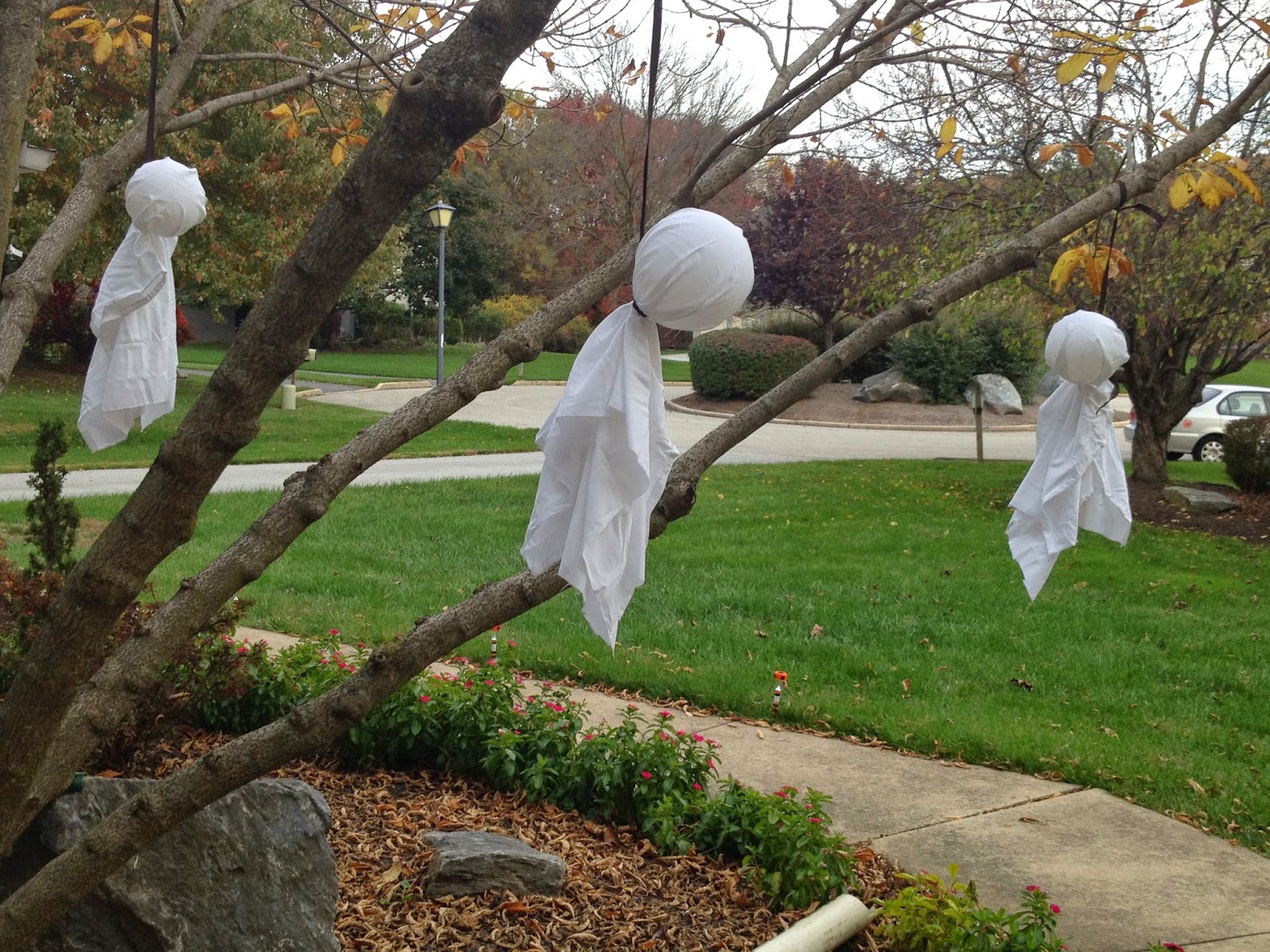 Darling Disposition DIY Halloween Bed Sheet Ghosts