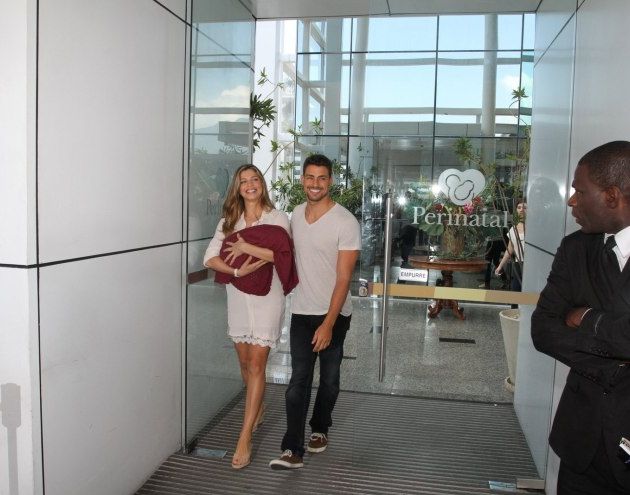 Foto de Cauã e Grazi juntos com a filha Sofia