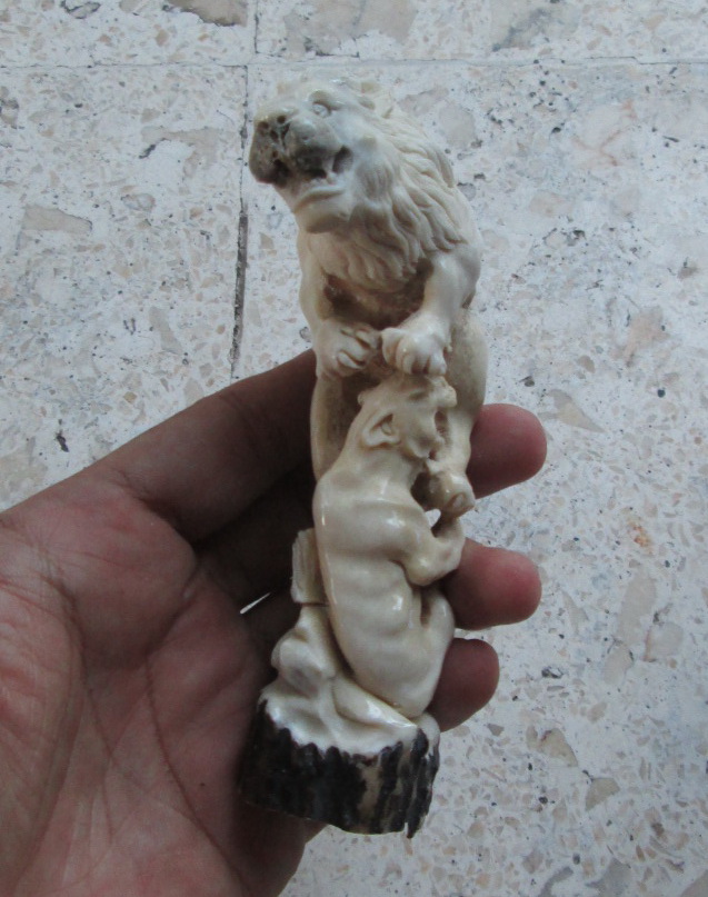 A Couple of Lion Handle Carving in Antler A Couple of Lion Handle Carving in Antler
